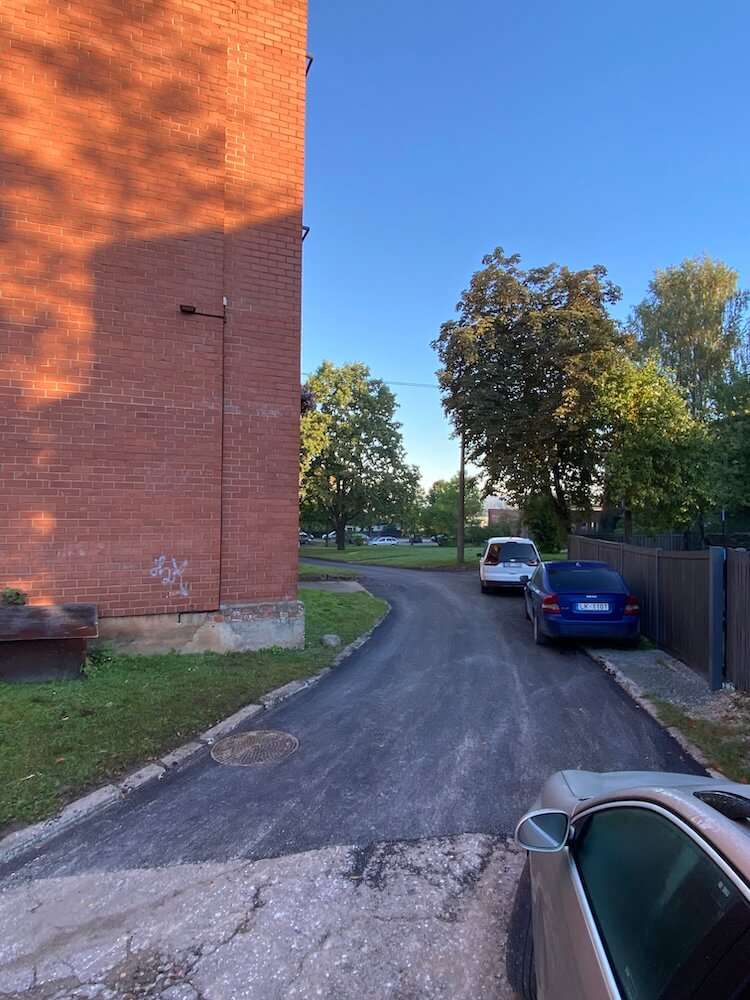 Pieguļošās teritorijas labiekārtošana pie daudzdzīvokļu dzīvojamās mājas Cēsīs, Ezera ielā 6