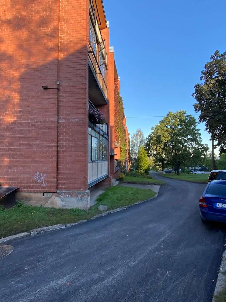 Pieguļošās teritorijas labiekārtošana pie daudzdzīvokļu dzīvojamās mājas Cēsīs, Ezera ielā 6
