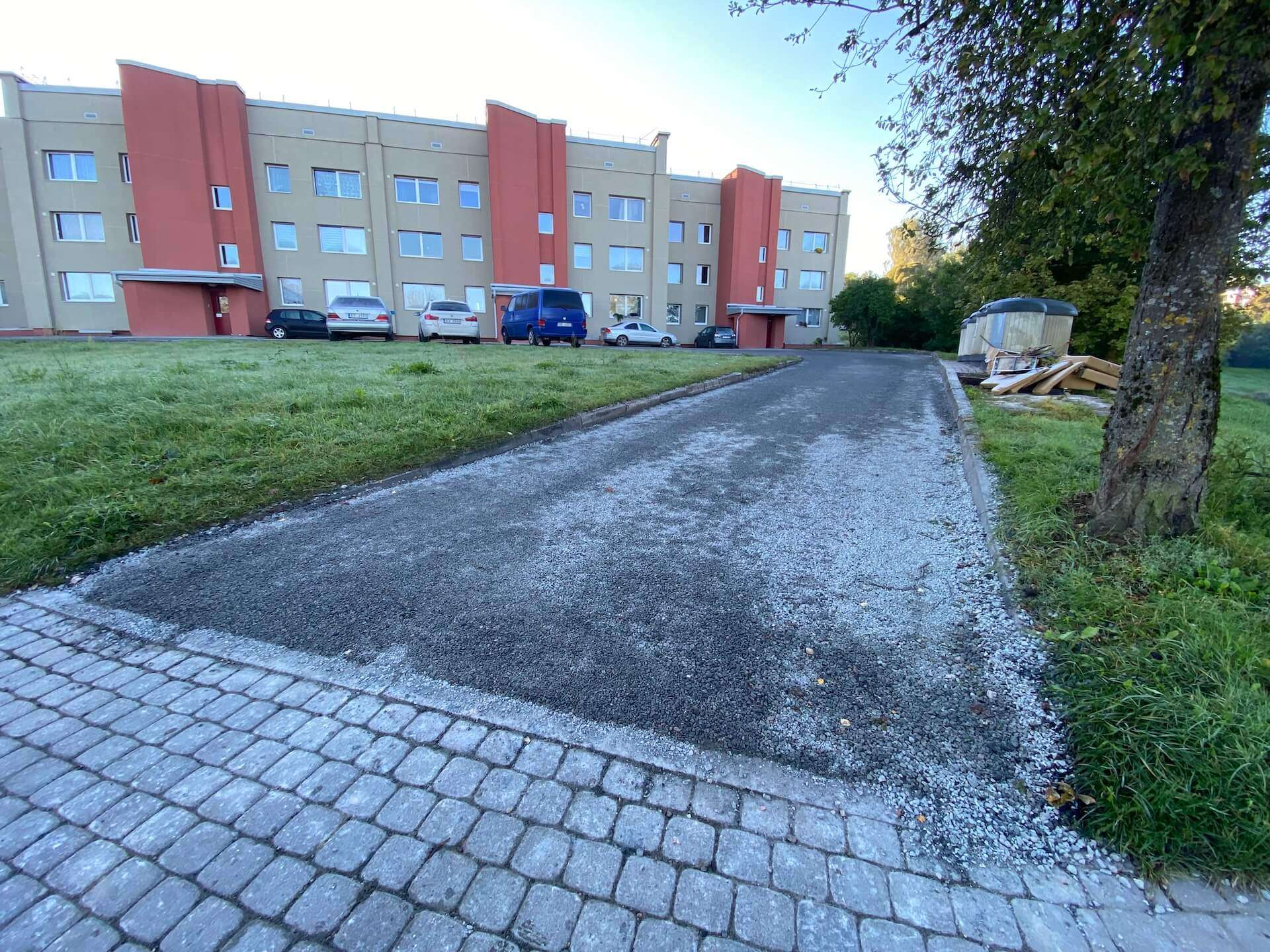 Pieguļošās teritorijas labiekārtošana pie daudzdzīvokļu dzīvojamās mājas Cēsīs, Festivāla ielā 42