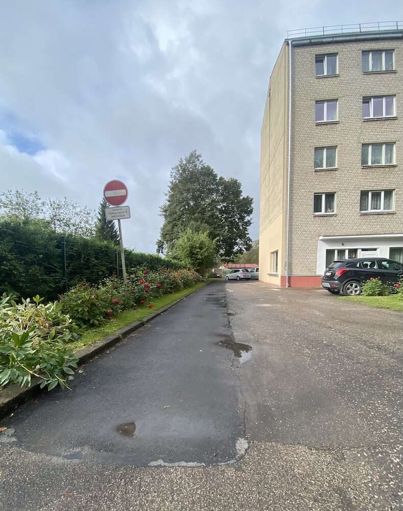 Pieguļošās teritorijas labiekārtošana pie daudzdzīvokļu dzīvojamās mājas Cēsīs, Zvirbuļu ielā 15