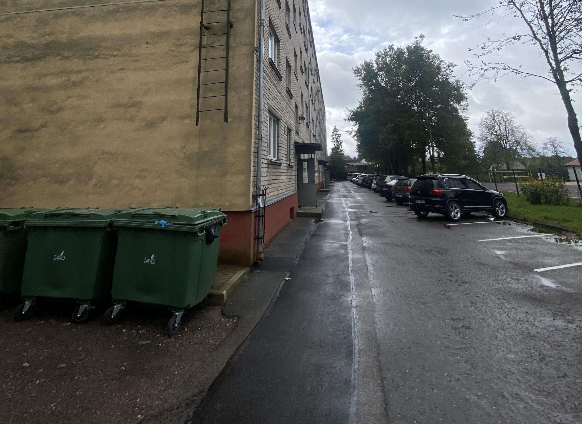 Pieguļošās teritorijas labiekārtošana pie daudzdzīvokļu dzīvojamās mājas Cēsīs, Zvirbuļu ielā 15