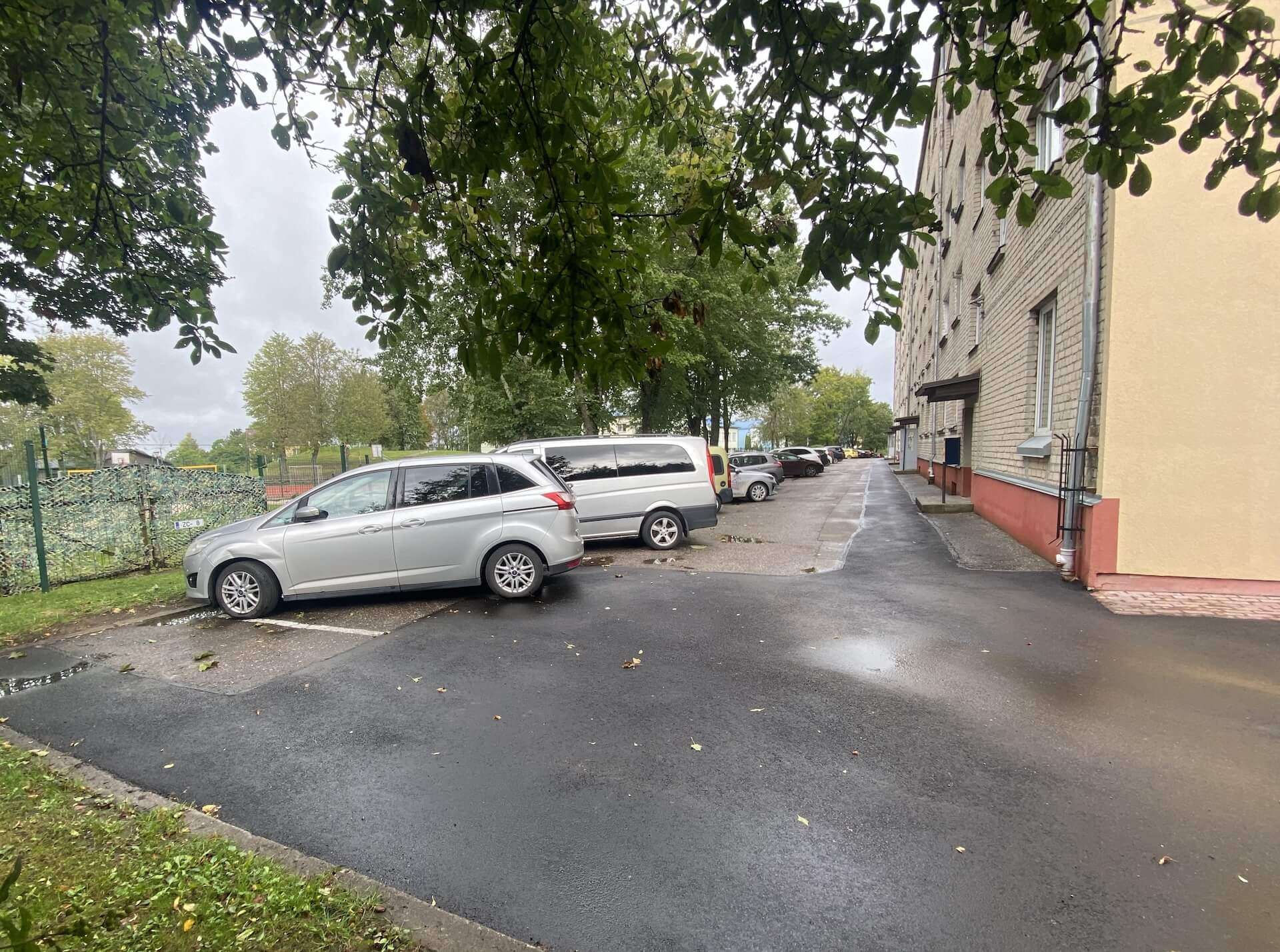 Pieguļošās teritorijas labiekārtošana pie daudzdzīvokļu dzīvojamās mājas Cēsīs, Zvirbuļu ielā 15