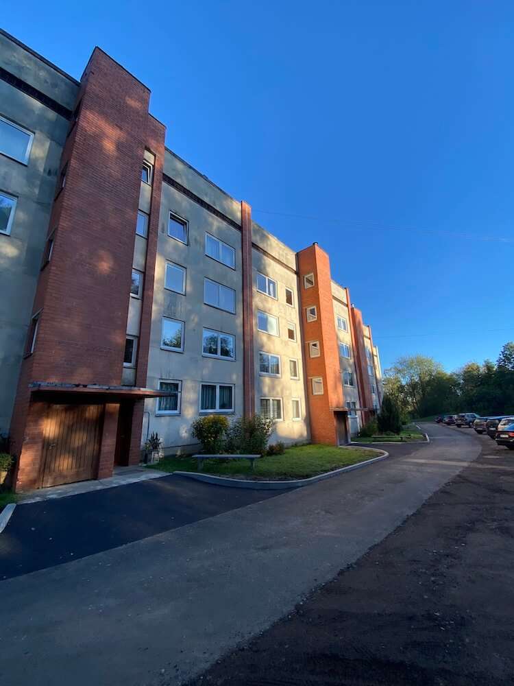 Pieguļošās teritorijas labiekārtošana pie daudzdzīvokļu dzīvojamās mājas Cēsīs, Akmens ielā 2