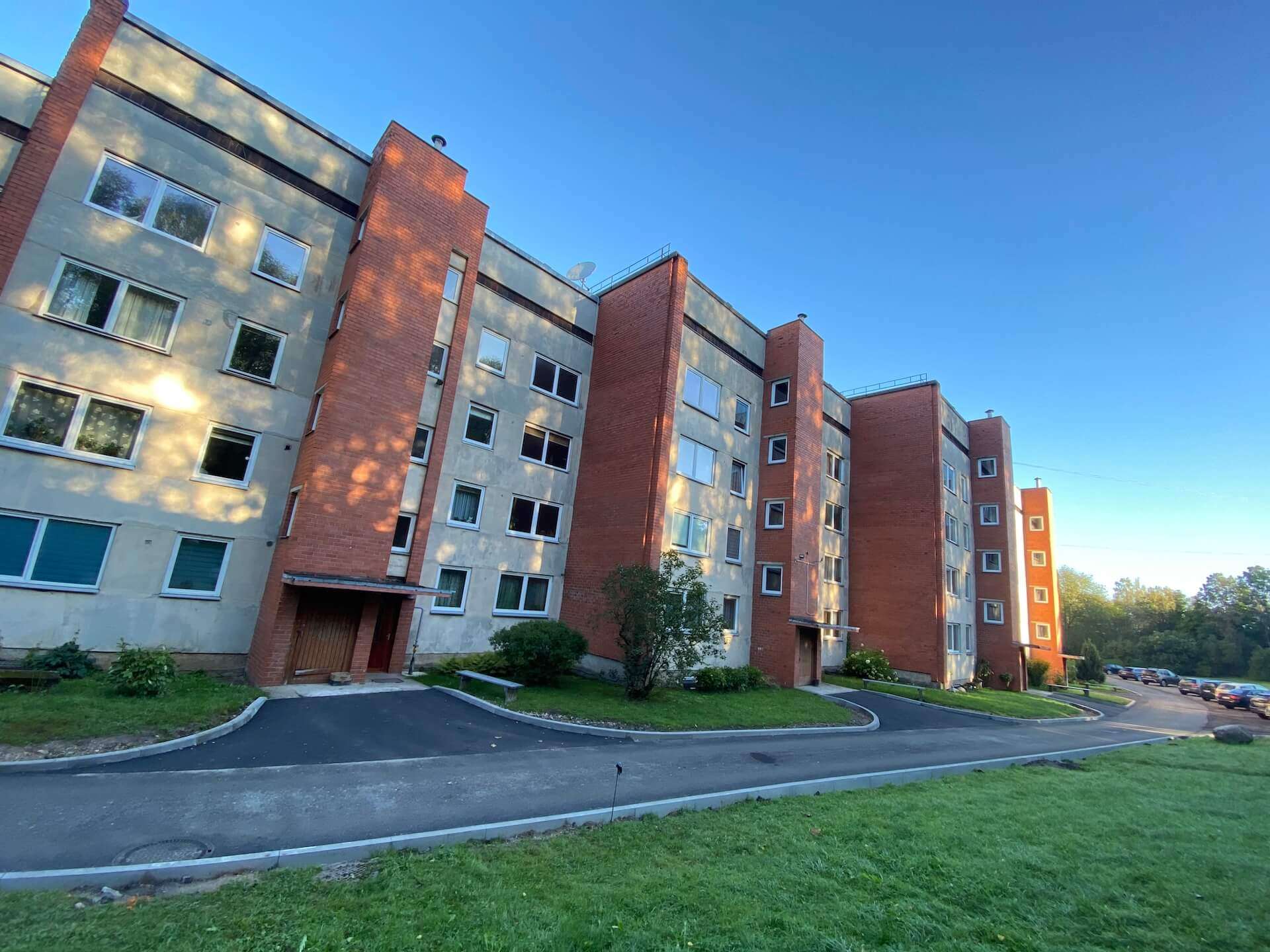 Pieguļošās teritorijas labiekārtošana pie daudzdzīvokļu dzīvojamās mājas Cēsīs, Akmens ielā 2
