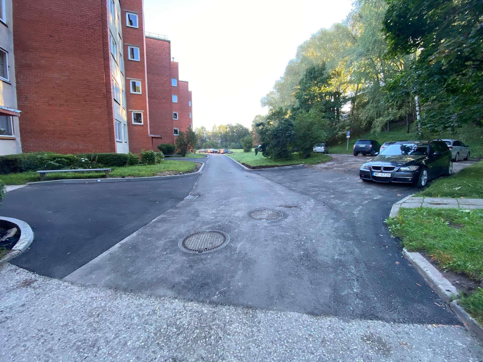 Pieguļošās teritorijas labiekārtošana pie daudzdzīvokļu dzīvojamās mājas Cēsīs, Akmens ielā 2