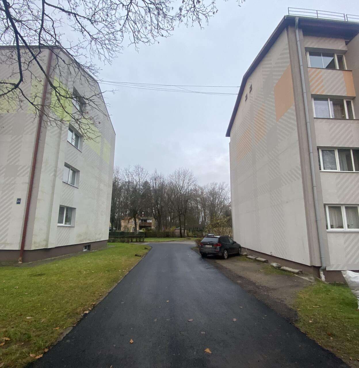 Pieguļošās teritorijas labiekārtošana pie daudzdzīvokļu dzīvojamās mājas Cēsīs, Zirņu ielā 17