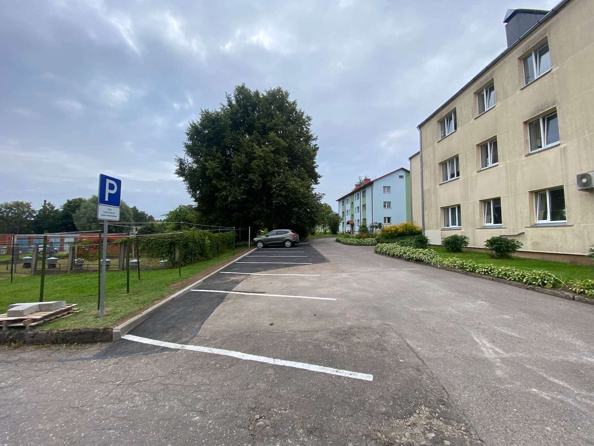 Daudzdzīvokļu mājas piesaistītā zemesgabala labiekārtošana Cēsīs, Lenču ielā 44