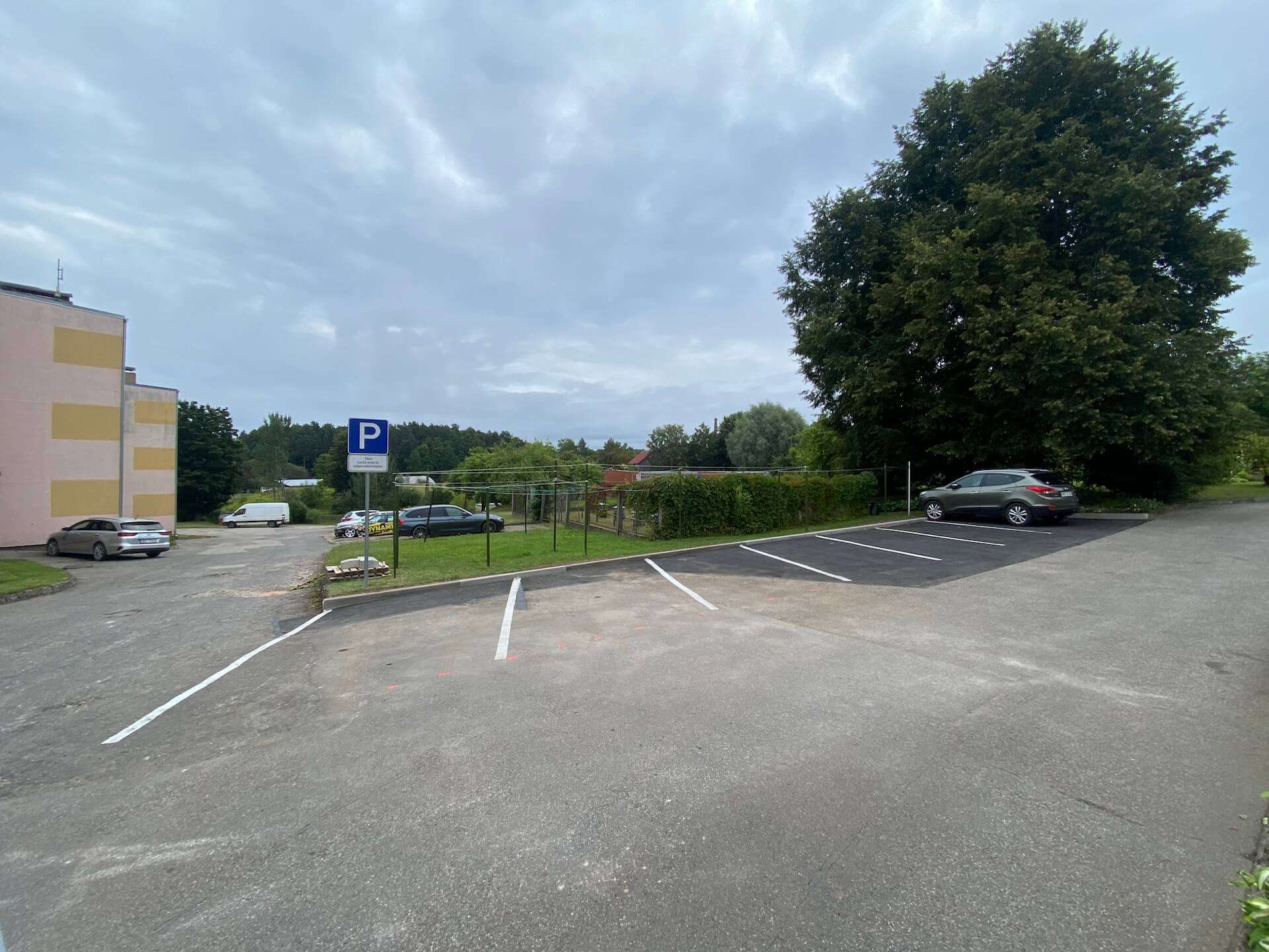 Daudzdzīvokļu mājas piesaistītā zemesgabala labiekārtošana Cēsīs, Lenču ielā 44