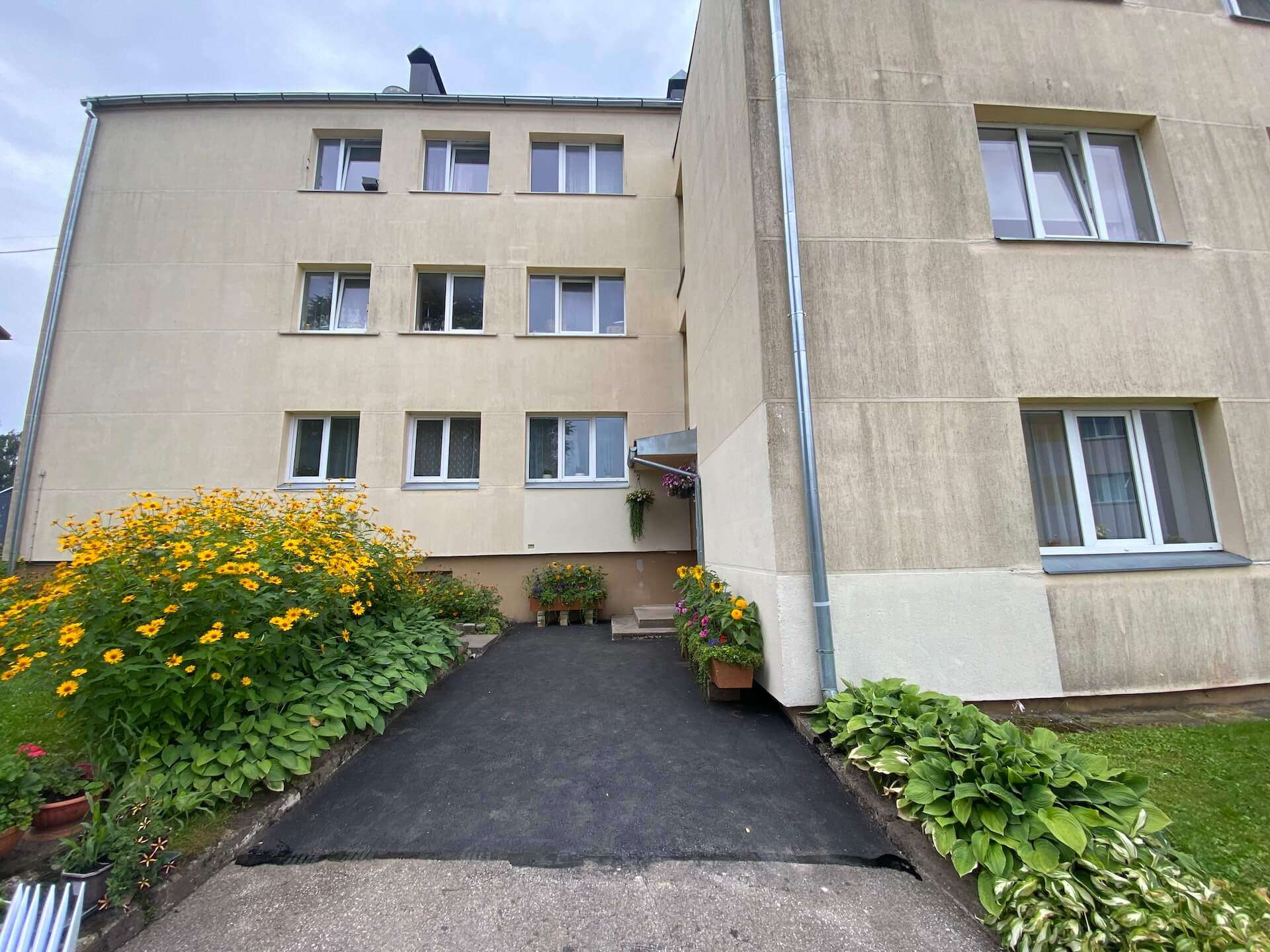 Daudzdzīvokļu mājas piesaistītā zemesgabala labiekārtošana Cēsīs, Lenču ielā 44
